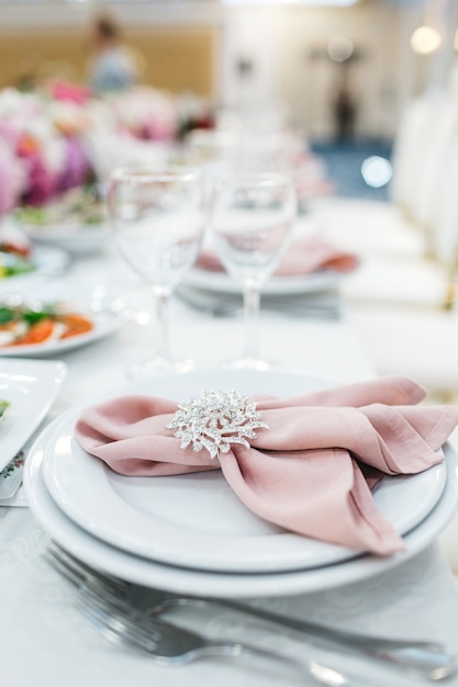 Bonita decoración de mesa para invitados.