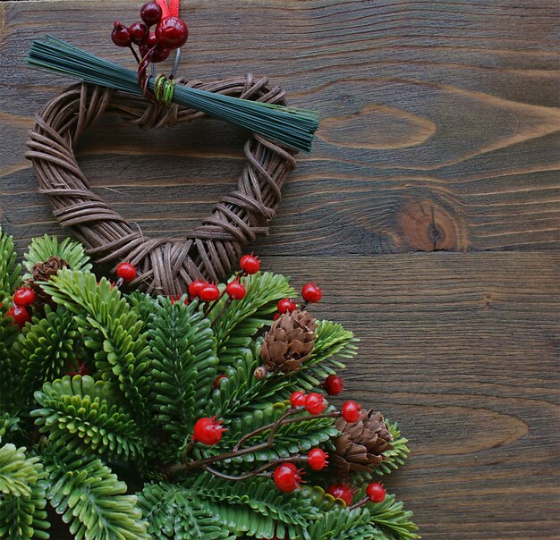 Bonita decoración navideña en un fondo de madera 