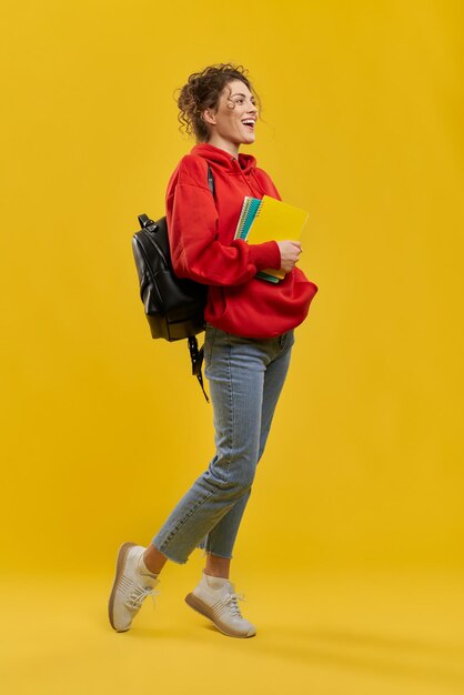 Bonita estudiante de pie sonriendo