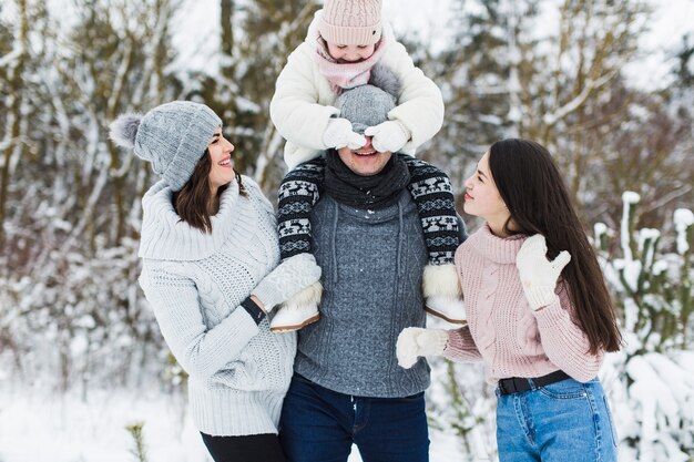 Bonita familia en el bosque de invierno