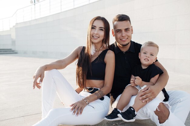 Foto gratuita bonita familia sonriendo al aire libre