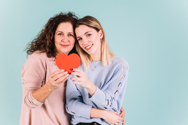 Bonita madre e hija con corazón