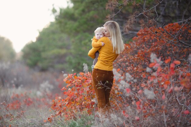 bonita mamá y bebé al aire libre