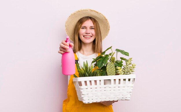 Bonita mujer caucásica con concepto de jardinería de plantas