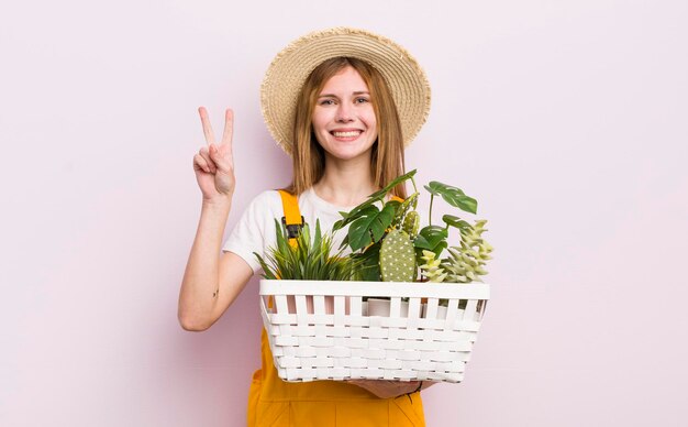 Bonita mujer caucásica con concepto de jardinería de plantas