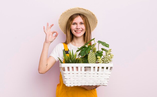 Bonita mujer caucásica con concepto de jardinería de plantas