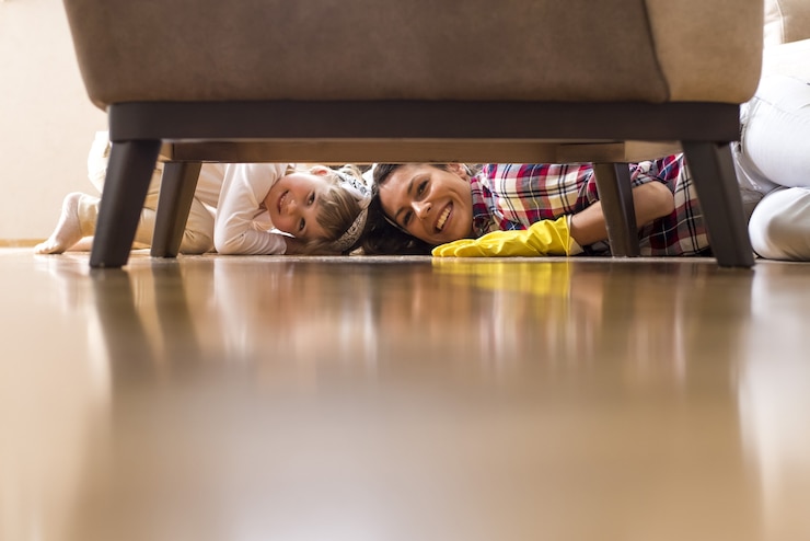 Foto gratuito bonita mujer caucásica y un niño pequeño limpiando la casa juntos y divirtiéndose