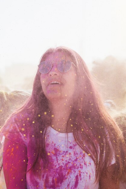 Bonita mujer cubierta de holi rosa y amarillo.