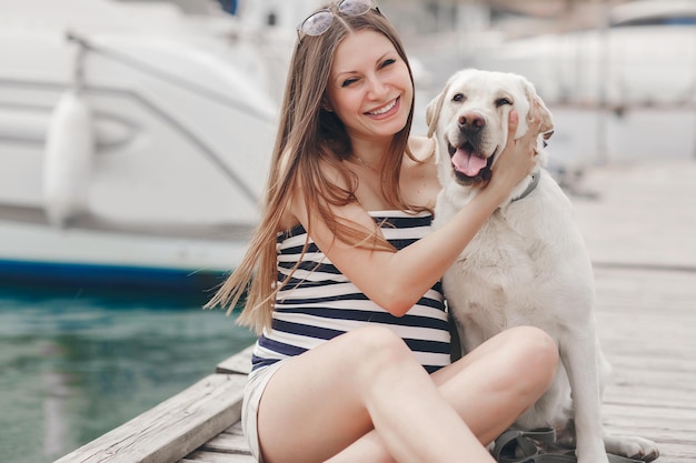 bonita mujer embarazada con perro al aire libre