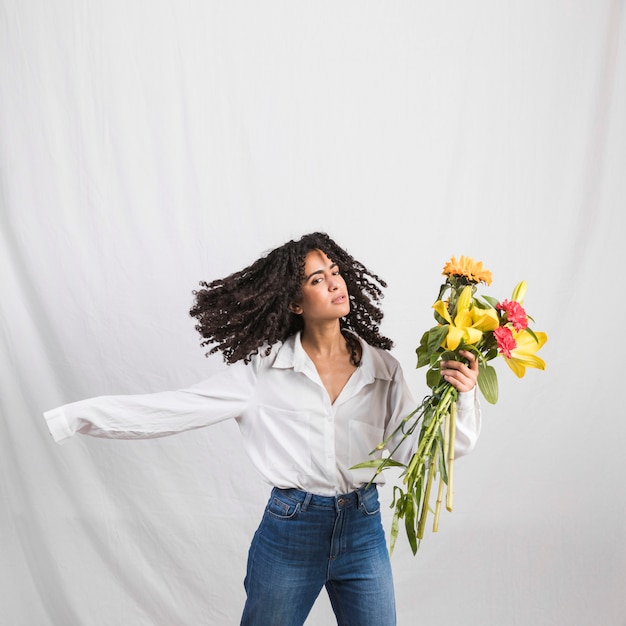 Foto gratuita bonita mujer negra con ramo de flores.