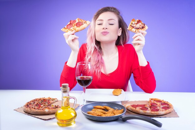 Bonita mujer que compara el sabor de dos porciones diferentes de pizza