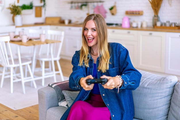 Bonita mujer rubia jugando al juego visual, emociones abandonadas.