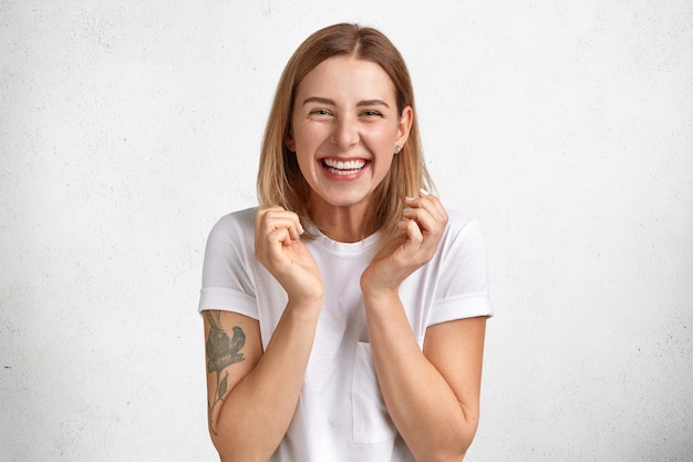 Bonita mujer rubia vestida con camiseta blanca