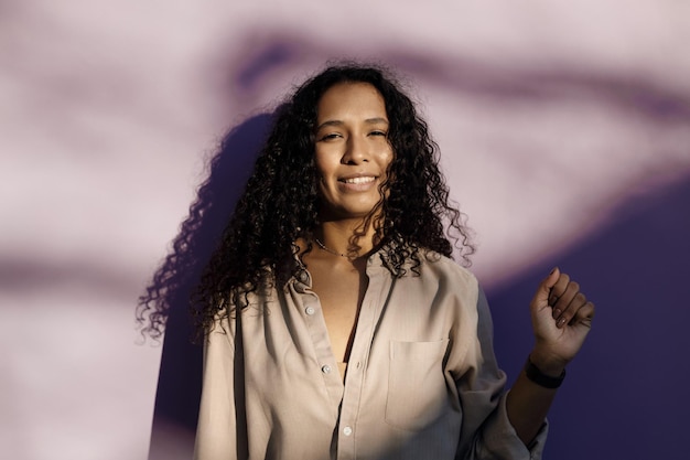 Foto gratuita bonita mujer sonriente con cabello curvo retrato al aire libre