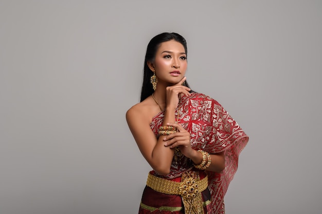 Bonita mujer tailandesa con vestido tailandés