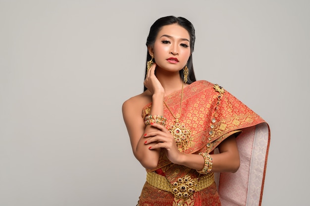 Bonita mujer tailandesa con vestido tailandés
