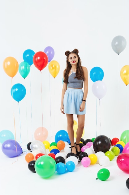 Bonita mujer en verano fresco posando con globos