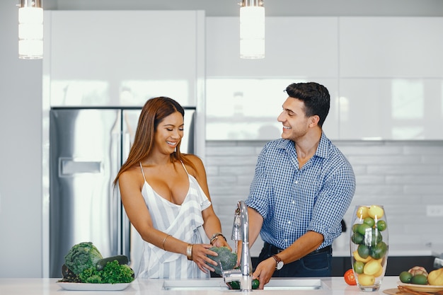 bonita pareja en una cocina