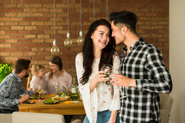 Bonita pareja de enamorados disfrutando el uno del otro