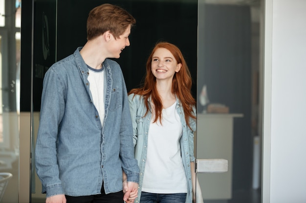 Bonita pareja mirándose