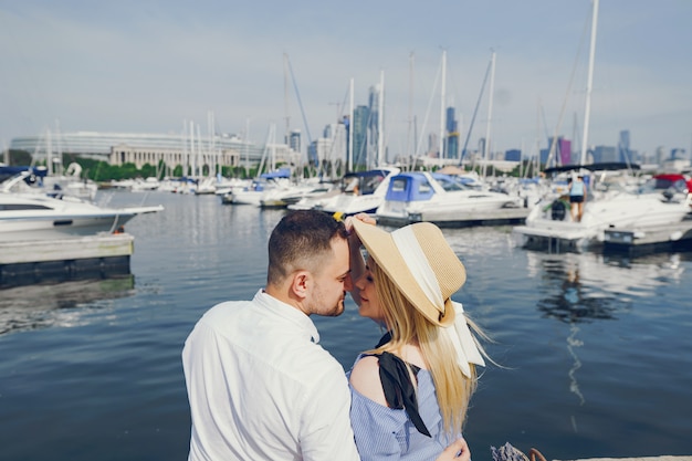 bonita pareja de pie cerca del agua