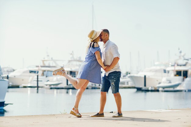 bonita pareja de pie cerca del agua