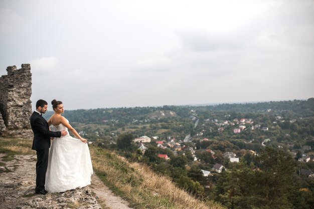 Bonita pareja de recién casados posando al aire libre