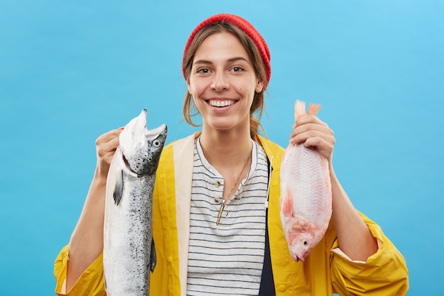 Bonita pescadora con una expresión alegre