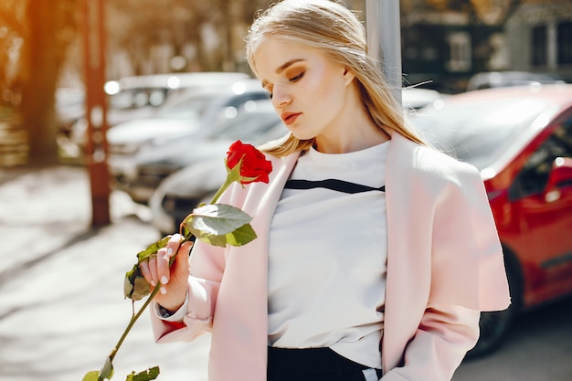 bonita rubia con rosa