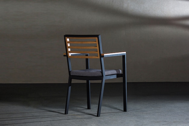 Bonita silla de madera con cómodos cojines en un estudio.