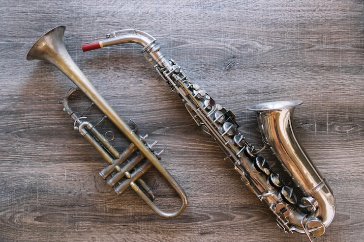 Foto gratuito bonita trompeta y saxofón