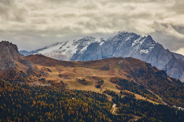 Bonita vista panorámica de las Dolomitas italianas