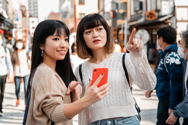 Bonitas chicas asiáticas juntas al aire libre