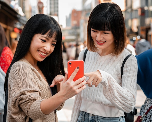 Bonitas chicas asiáticas juntas al aire libre