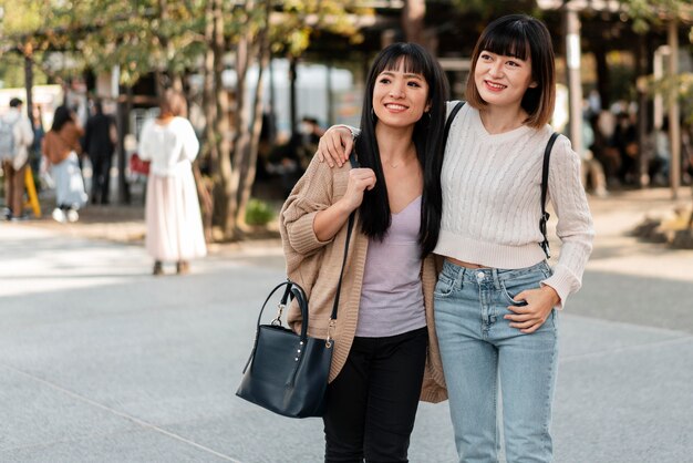 Bonitas chicas asiáticas juntas al aire libre