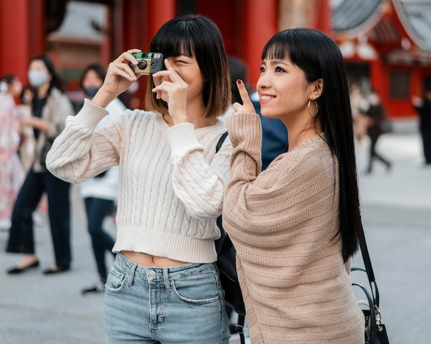 Bonitas chicas asiáticas tomando fotografías de vacaciones