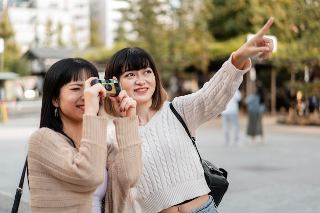 Bonitas chicas asiáticas tomando fotografías de vacaciones