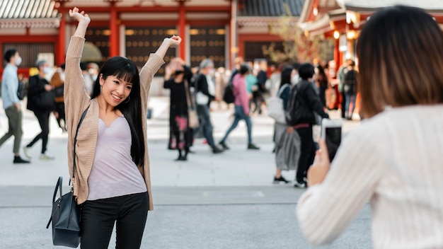 Bonitas chicas asiáticas tomando fotografías de vacaciones