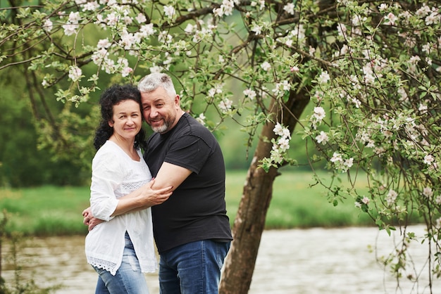 Bonitas personas. Pareja alegre disfrutando de un buen fin de semana al aire libre. Buen clima primaveral