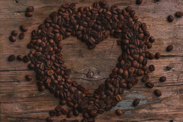 Bonito corazón de granos de café