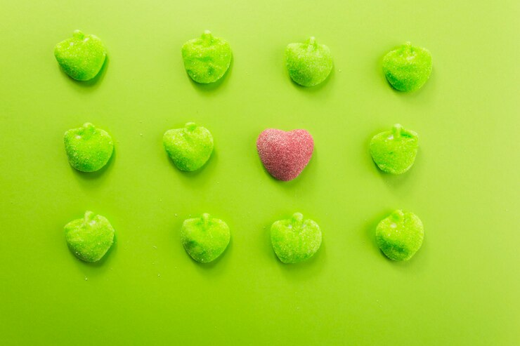 Foto gratuito bonito corazón en medio de las manzanas de gelatina