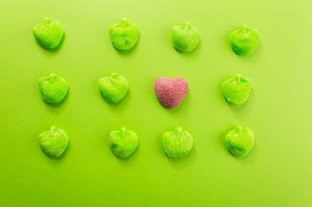 Bonito corazón en medio de las manzanas de gelatina