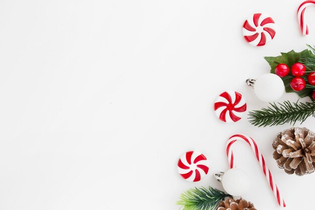 Bonito fondo de navidad sobre fondo blanco con espacio de copia