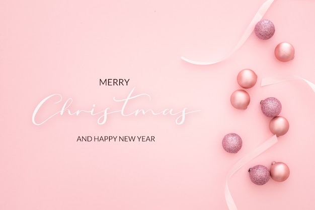 Bonito fondo navideño con bolas sobre fondo rosa