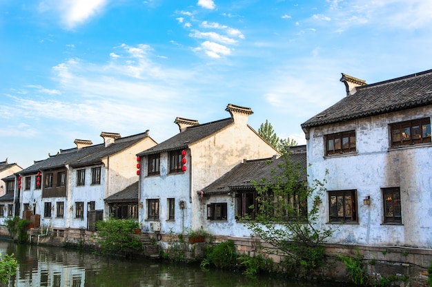 Bonito paisaje con casas viejas