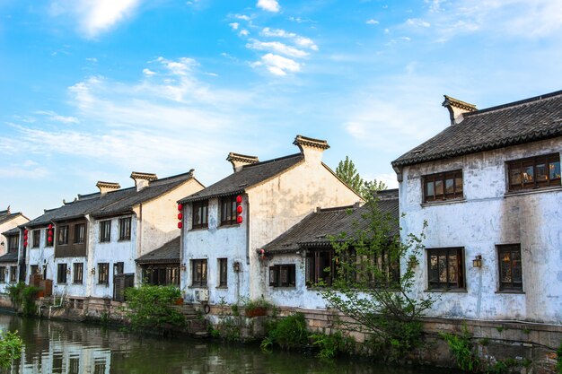 Bonito paisaje con casas viejas