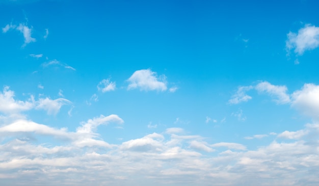 Bonito paisaje con nubes