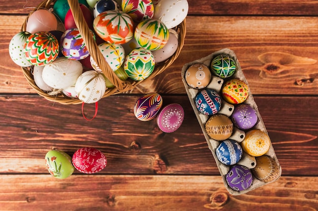 Bonitos huevos de Pascua en cesta y cartón