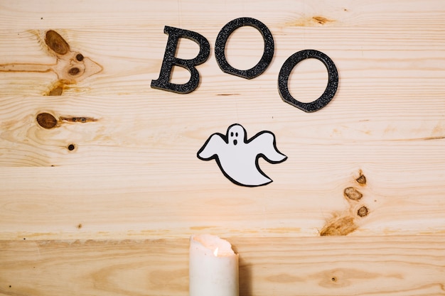 Boo letras con fantasma sobre fondo de madera