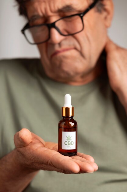 Los boomers que usan aceite y crema de CBD para tratar el dolor corporal
